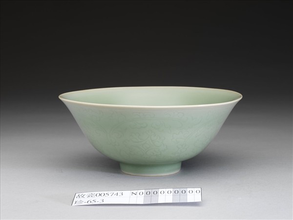 青瓷劃花番蓮紋碗