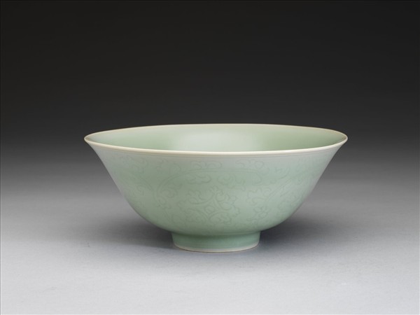 青瓷劃花番蓮紋碗