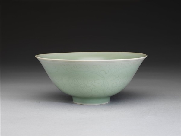 青瓷劃花番蓮紋碗