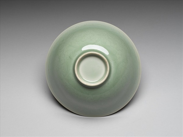 青瓷劃花番蓮紋碗