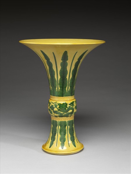 官窯 黃地綠彩龍紋蕉葉觚