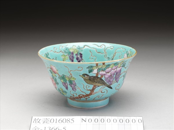 慎德堂款湖綠地粉彩花鳥小碗