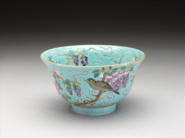慎德堂款湖綠地粉彩花鳥小碗