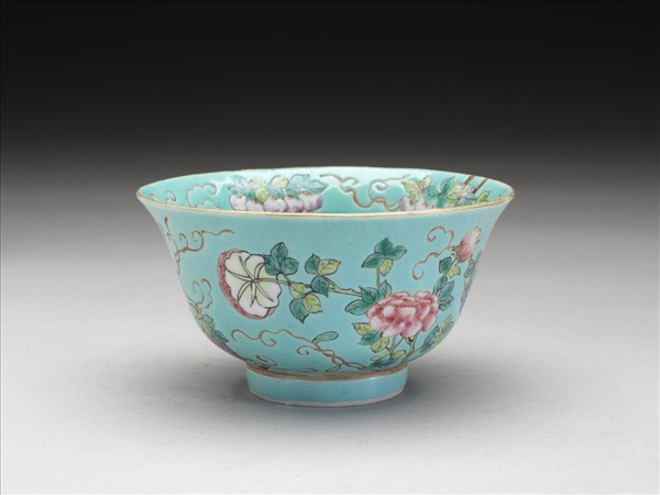 慎德堂款湖綠地粉彩花鳥小碗