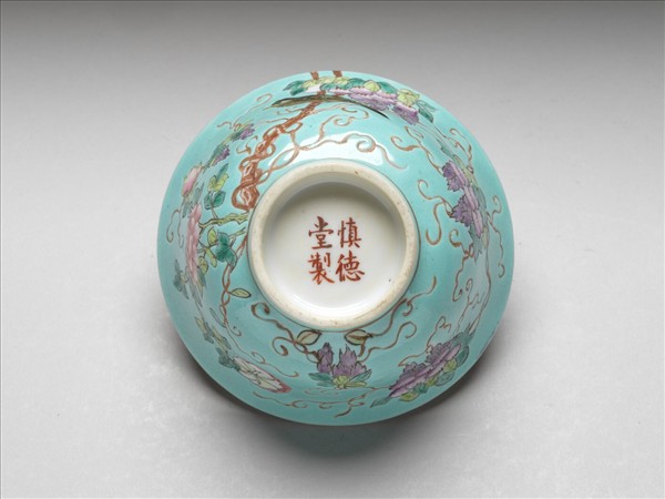 慎德堂款湖綠地粉彩花鳥小碗