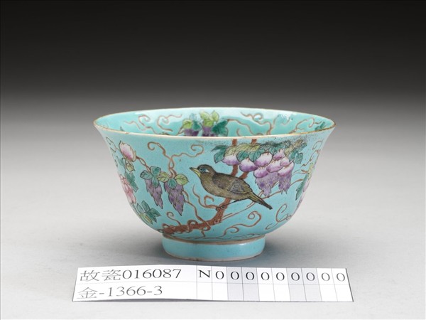 慎德堂款湖綠地粉彩花鳥小碗
