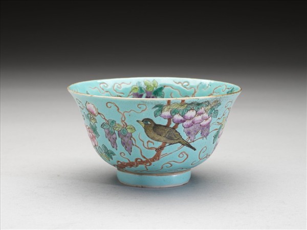 慎德堂款湖綠地粉彩花鳥小碗
