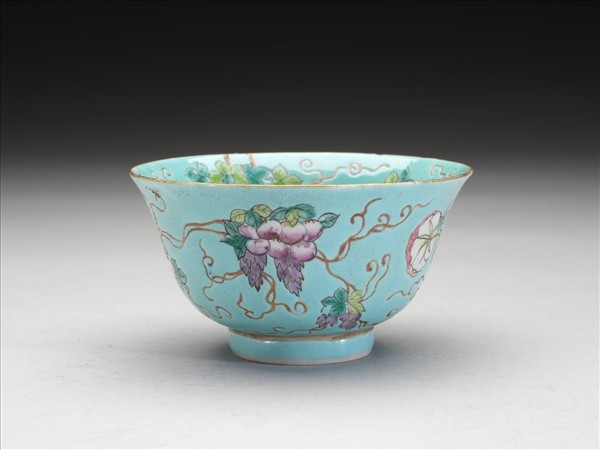 慎德堂款湖綠地粉彩花鳥小碗