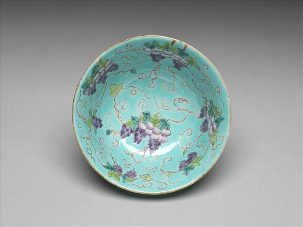 慎德堂款湖綠地粉彩花鳥小碗