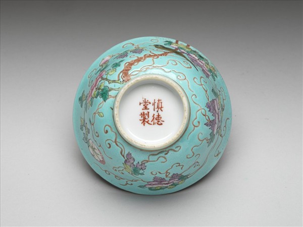 慎德堂款湖綠地粉彩花鳥小碗