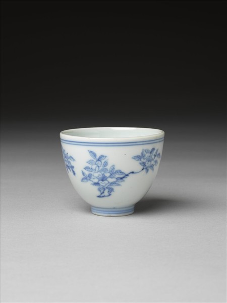 青花折枝花卉紋杯