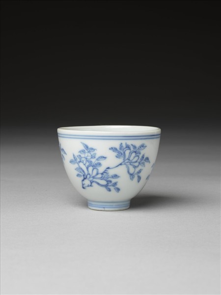 青花折枝花卉紋杯
