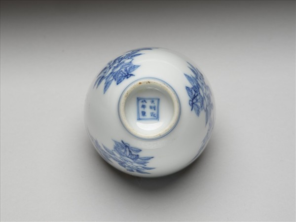 青花折枝花卉紋杯