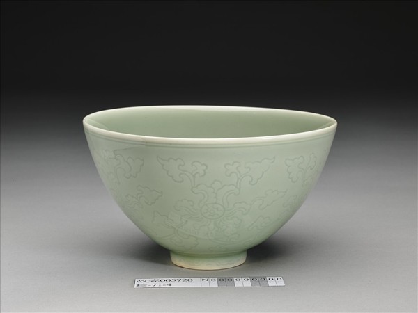 青瓷劃花番蓮紋蓮子碗