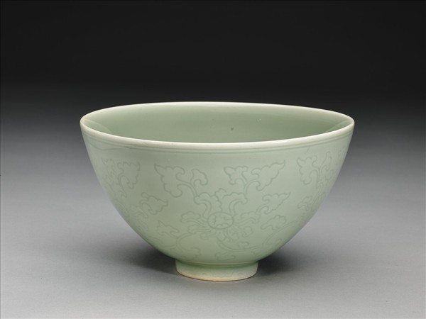 青瓷劃花番蓮紋蓮子碗