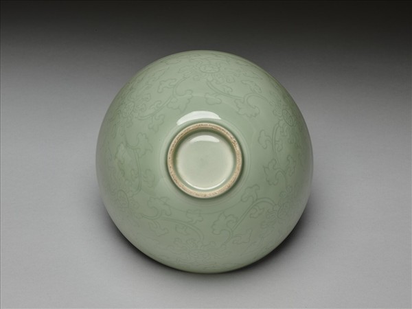 青瓷劃花番蓮紋蓮子碗