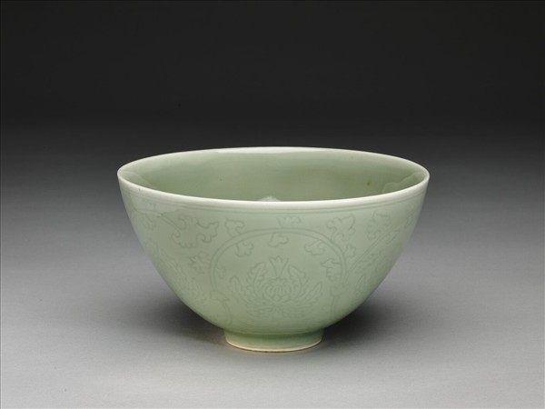 青瓷劃花番蓮紋蓮子碗