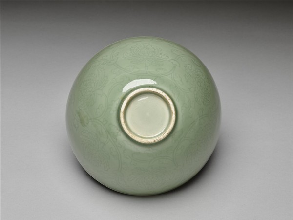 青瓷劃花番蓮紋蓮子碗