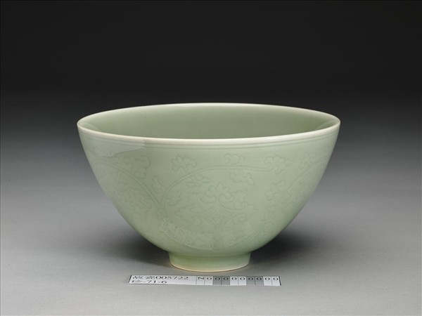 青瓷劃花番蓮紋蓮子碗