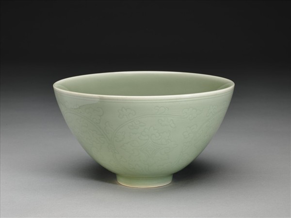 青瓷劃花番蓮紋蓮子碗