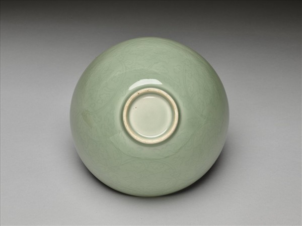 青瓷劃花番蓮紋蓮子碗