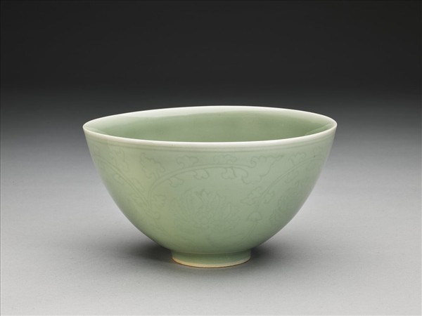 青瓷劃花番蓮紋蓮子碗