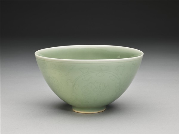 青瓷劃花番蓮紋蓮子碗