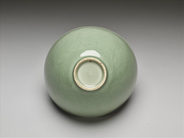 青瓷劃花番蓮紋蓮子碗