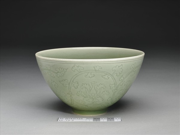 青瓷劃花番蓮紋蓮子碗