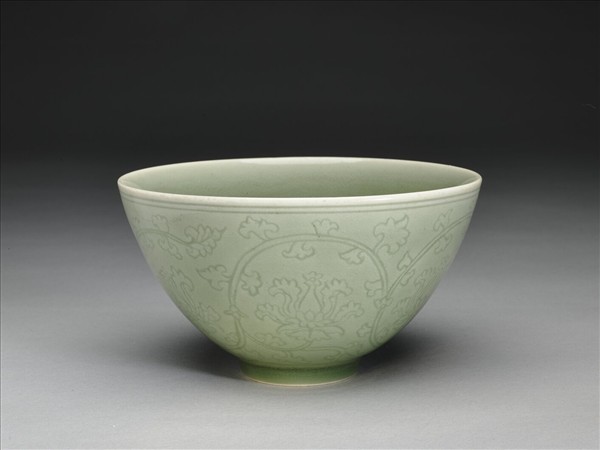 青瓷劃花番蓮紋蓮子碗