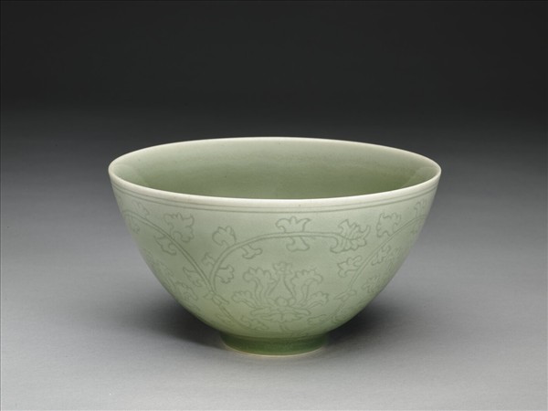 青瓷劃花番蓮紋蓮子碗