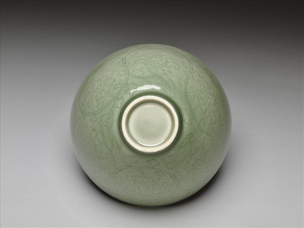 青瓷劃花番蓮紋蓮子碗