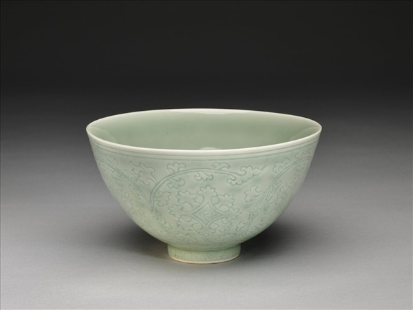 青瓷劃花番蓮紋蓮子碗