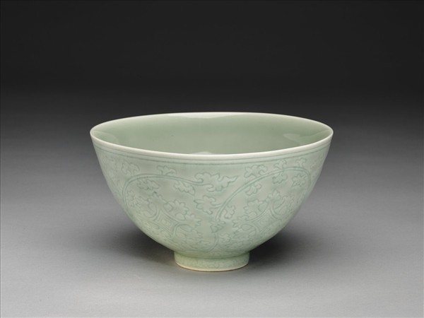 青瓷劃花番蓮紋蓮子碗