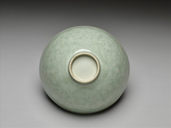 青瓷劃花番蓮紋蓮子碗