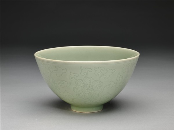 青瓷劃花番蓮紋蓮子碗