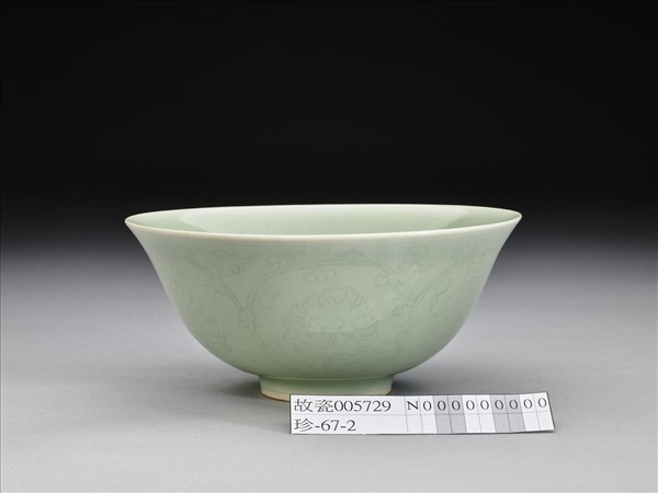 青瓷劃花番蓮紋碗