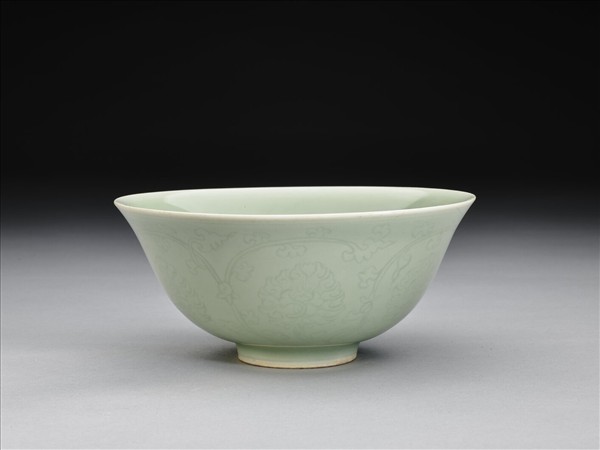 青瓷劃花番蓮紋碗