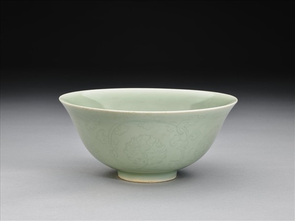 青瓷劃花番蓮紋碗