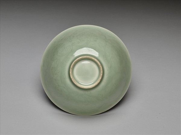 青瓷劃花番蓮紋碗