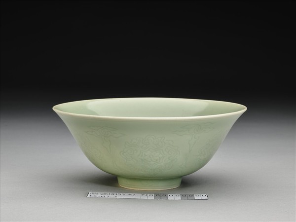 青瓷劃花花卉紋碗