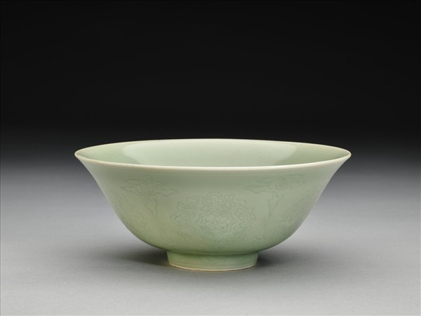 青瓷劃花花卉紋碗