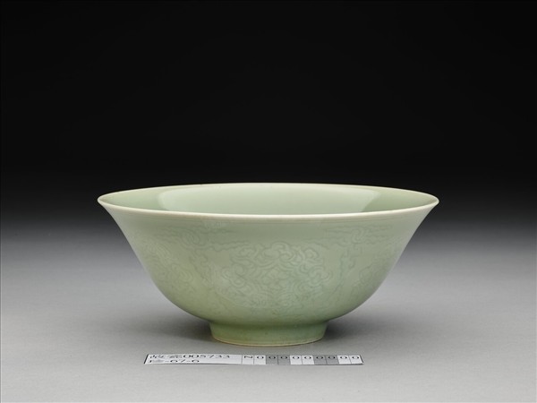 青瓷劃花花卉紋碗