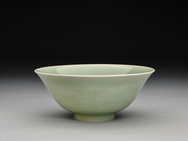 青瓷劃花花卉紋碗