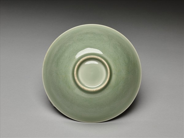 青瓷劃花花卉紋碗