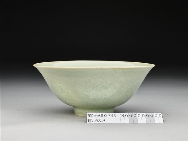 青瓷劃花花卉紋碗