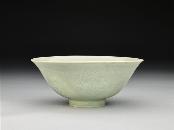 青瓷劃花花卉紋碗