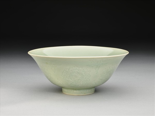 青瓷劃花花卉紋碗