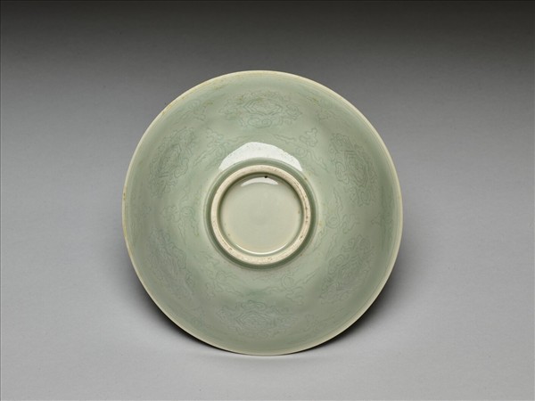 青瓷劃花花卉紋碗