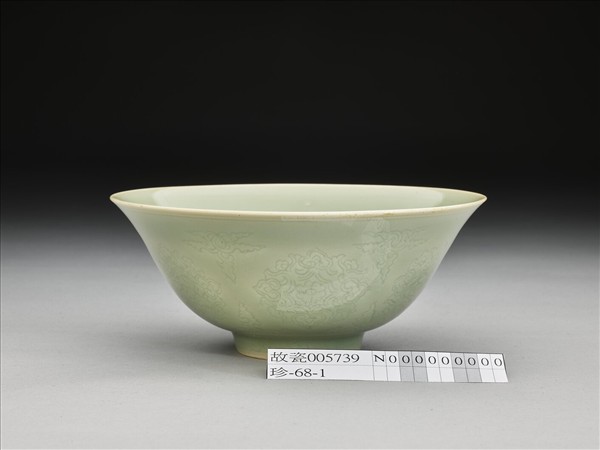 青瓷劃花花卉紋碗